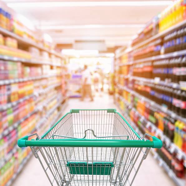 Carrinho de compras em corredor de supermercado