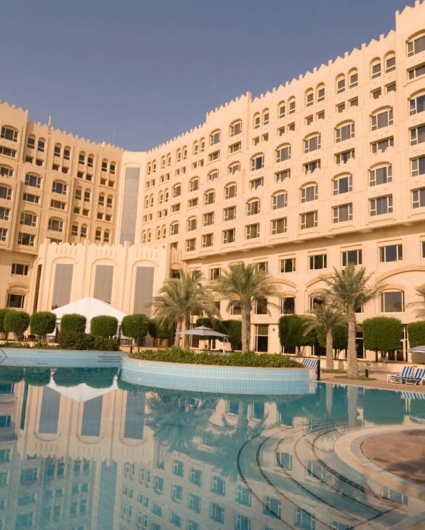 Fachada de hotel com piscina