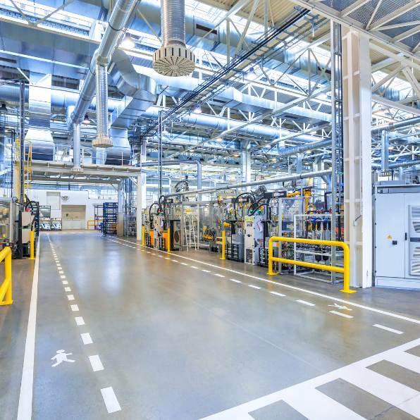 Interior de indústria com máquinas e linhas de produção