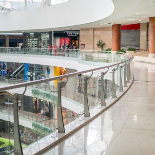 Interior de shopping center com lojas e corredores