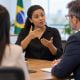 Mulher sinalizando em Libras durante atendimento
