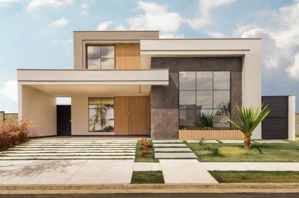 Fachada de residência com jardim