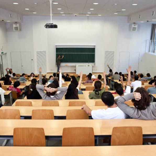 Estudantes em sala de aula universitária